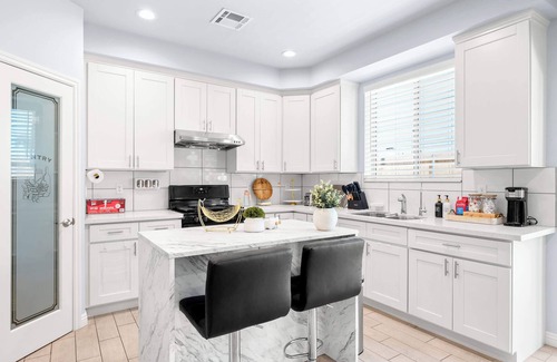 La Puente House | Modern Spacious Home Bright, Family Group Friendly
