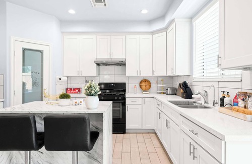 La Puente House | Modern Spacious Home Bright, Family Group Friendly