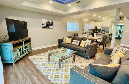 Fillmore House | Modern Spacious Home with Pool Table and Projector 10 Min to FQ