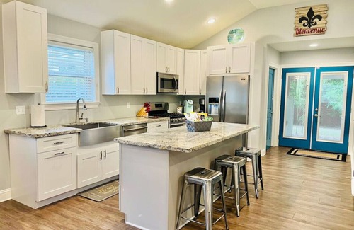 Fillmore House | Modern Spacious Home with Pool Table and Projector 10 Min to FQ