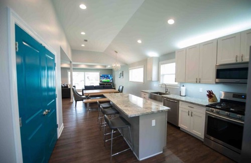 Fillmore House | Modern Spacious Home with Pool Table and Projector 10 Min to FQ