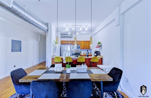 Downtown Memphis Apartment | Modern Spacious Loft in Downtown w/free parking