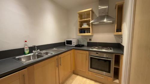 East Acton Apartment | Modern spacious Studio opposite station II