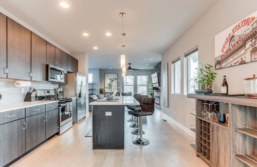 Lincoln Park House | Modern, Spacious Townhouse Mins from Downtown