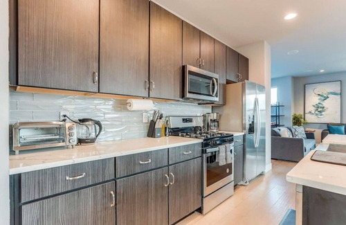 Lincoln Park House | Modern, Spacious Townhouse Mins from Downtown