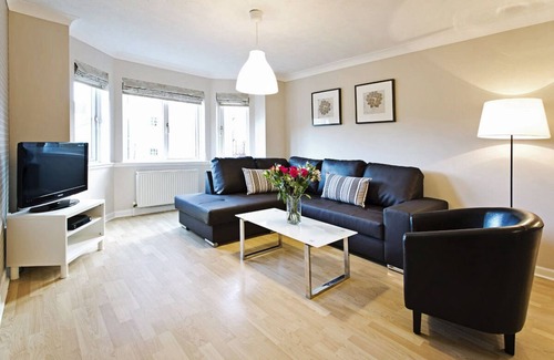 Haymarket Apartment | MODERN, SPECIOUS, CENTAL LOCATION, FREE CAR PARK, Wi-Fi, - SLEEPS 5