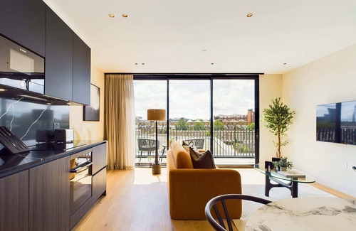 St. Pancras and Somers Town Apartment | Modern St Pancras Apartment with Large Balcony