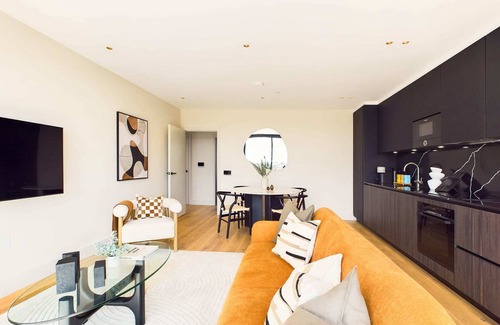 St. Pancras and Somers Town Apartment | Modern St Pancras Apartment with Large Balcony