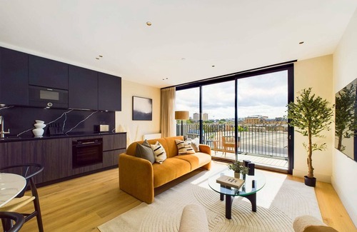St. Pancras and Somers Town Apartment | Modern St Pancras Apartment with Large Balcony