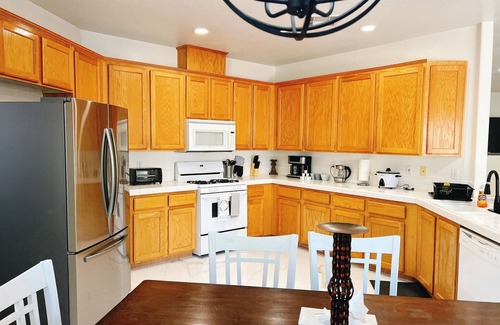 Spring Valley House | Modern Stay 4-bedroom Home Sleeps 8