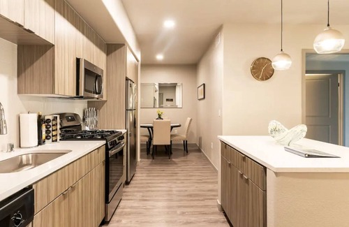 Camarillo Apartment | Modern ste w/♛King Bd, WIFI+YT TV, 15min ➼Oxnard