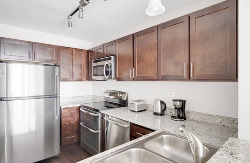 Streeterville Apartment | Modern Streeterville Studio w/Pool & Dog Run, near Beach, by Blueground