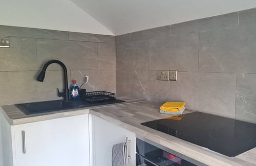 Hanworth Apartment | Modern Studio Apartment