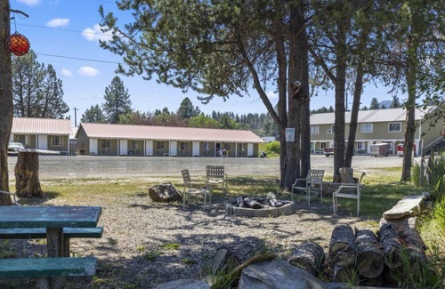 Cascade House | Modern Studio at Birch Glen Lodge w Sauna. Relax and Repeat