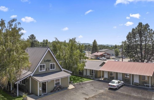 Cascade House | Modern Studio at Birch Glen Lodge w Sauna. Relax and Repeat