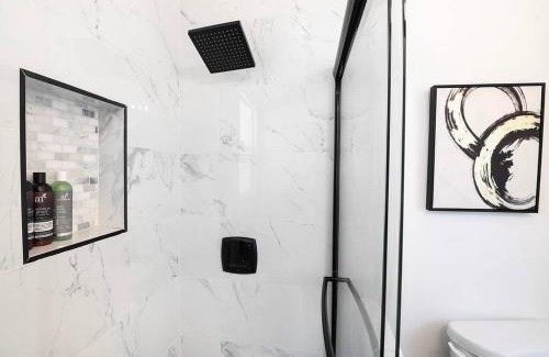 The Flats Apartment | Modern Studio Central Hollywood Location