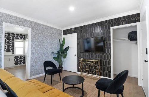 The Flats Apartment | Modern Studio Central Hollywood Location
