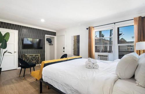 The Flats Apartment | Modern Studio Central Hollywood Location