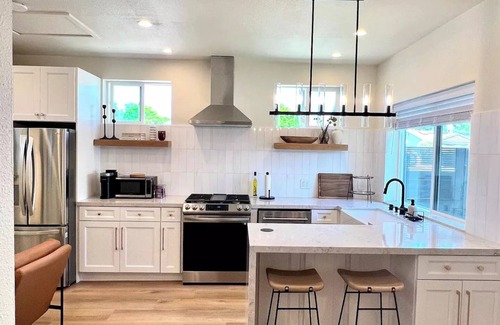 North Hills West House | Modern Studio- Entire place to yourself! Full Kitchen/Washer/Dryer/500mbs WIFI