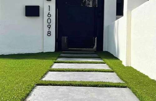 North Hills West House | Modern Studio- Entire place to yourself! Full Kitchen/Washer/Dryer/500mbs WIFI