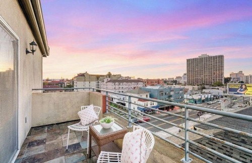 Oakland House | Modern Studio House near Lake Merritt View