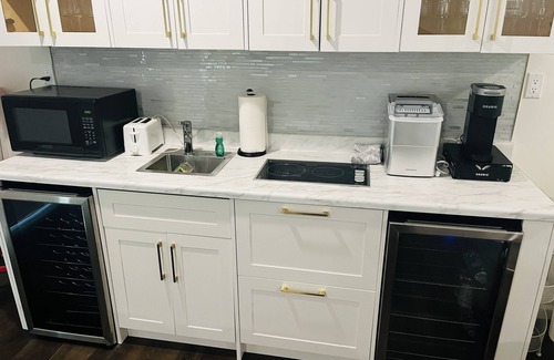 Magnolia Park Apartment | Modern Studio in Burbank