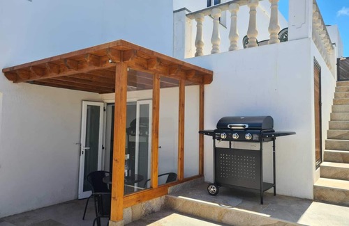 Tinajo House | Modern Studio in Rural Tinajo with Patio, BBQ & Coastal Views – Perfect Getaway!