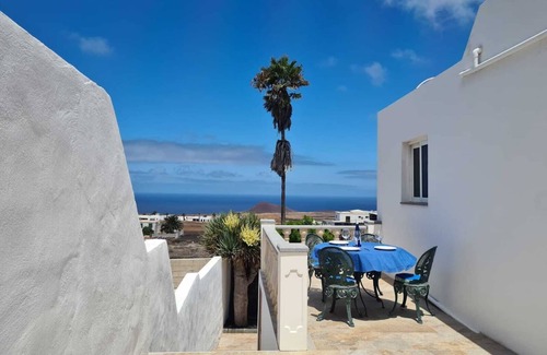 Tinajo House | Modern Studio in Rural Tinajo with Patio, BBQ & Coastal Views – Perfect Getaway!