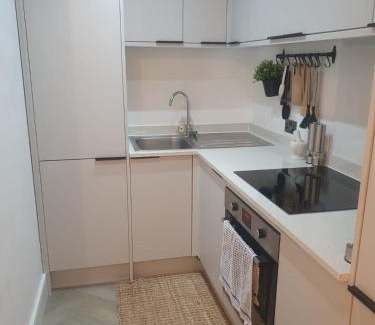 St. Leonard's Apartment | Modern Studio - Streatham Station - 3min walk