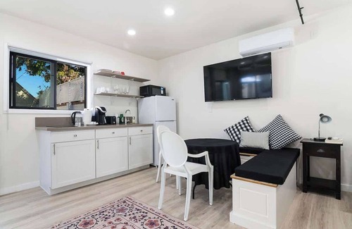 Greater Wilshire - Hancock Park Apartment | Modern Studio Suite w/Kitchen by Miracle Mile