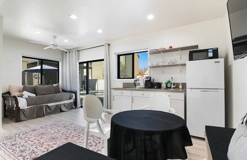 Greater Wilshire - Hancock Park Apartment | Modern Studio Suite w/Kitchen by Miracle Mile