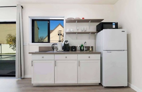 Greater Wilshire - Hancock Park Apartment | Modern Studio Suite w/Kitchen by Miracle Mile