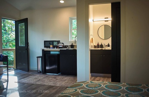 Fairview Apartment | Modern Studio w/Stunning Views & Treehouse Feel