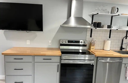 Silver Spring Apartment | Modern Studio - Walk to DC Metro