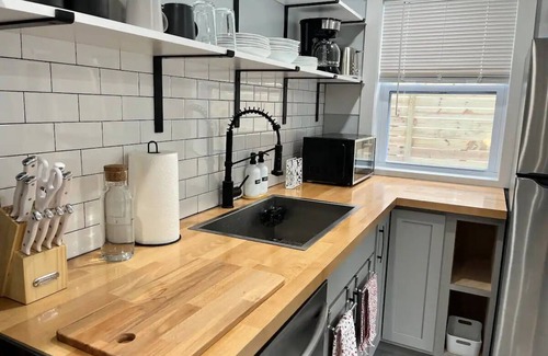Silver Spring Apartment | Modern Studio - Walk to DC Metro