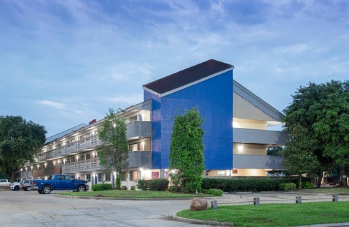 Mid City South Apartment | Modern studio with WiFi and fitness room in welcoming Baton Rouge