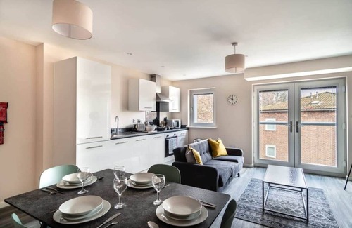 Old Trafford Apartment | Modern & Stylish 2 Bed Apartment in Manchester