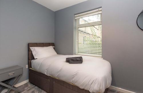 Peterborough House | Modern & Stylish 3 Bedroom Home in Peterborough