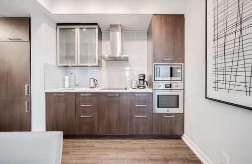 Toronto Entertainment District Condo | Modern Stylish Condo w/CN Tower view+Free Parking