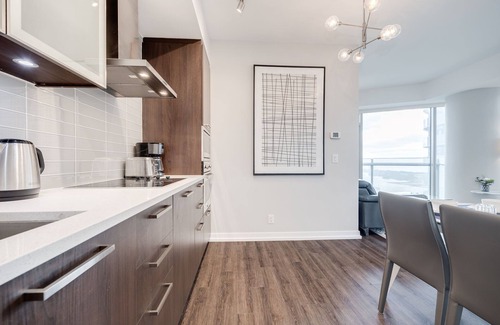 Toronto Entertainment District Condo | Modern Stylish Condo w/CN Tower view+Free Parking