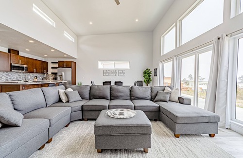 Gold Beach House | Modern & stylish getaway with fireplace, WiFi, AC, & W/D - walk to beach