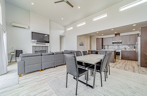 Gold Beach House | Modern & stylish getaway with fireplace, WiFi, AC, & W/D - walk to beach