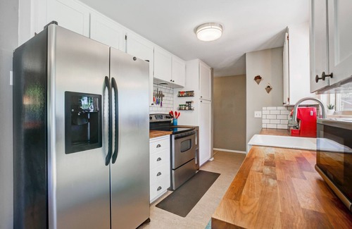 Orchard District House | Modern & Stylish Getaway, Hot Tub, Movie Room, Bike-Friendly & Scenic Views