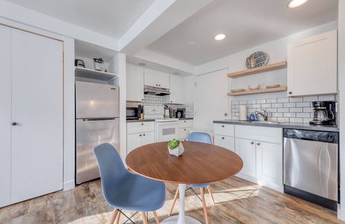 Gig Harbor House | Modern, stylish guesthouse with views of Mt. Rainier & Gig Harbor