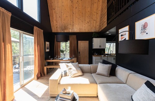 Moonridge Cabin | Modern, Stylish, Hot Tub, Mt Views, EV Charger, Big Bear Lake