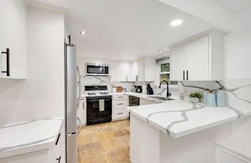 Harbor House | Modern & Stylish Long Beach Home Walk to the Beach