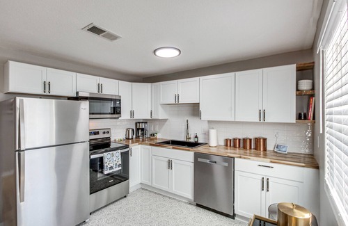 Olathe House | Modern & Stylish Olathe Home in Prime Location