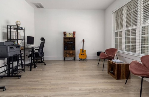 Rolesville House | Modern Suburban Ulo Away From Ulo - 6 Bedroom/5 Bathroom Property