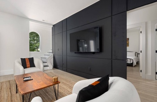 Rolesville House | Modern Suburban Ulo Away From Ulo - 6 Bedroom/5 Bathroom Property