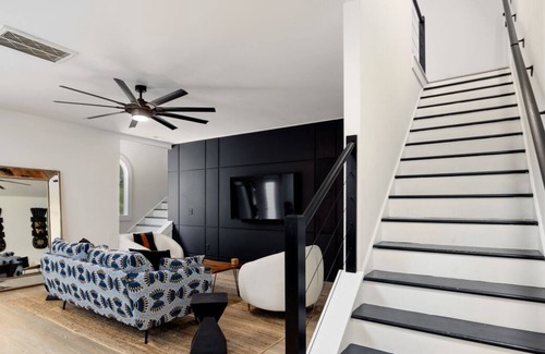 Rolesville House | Modern Suburban Ulo Away From Ulo - 6 Bedroom/5 Bathroom Property